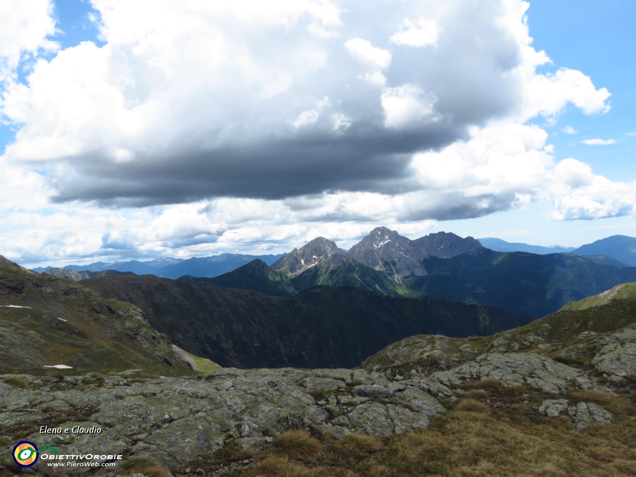 15 Nuvoloni sul pizzo Camino.JPG